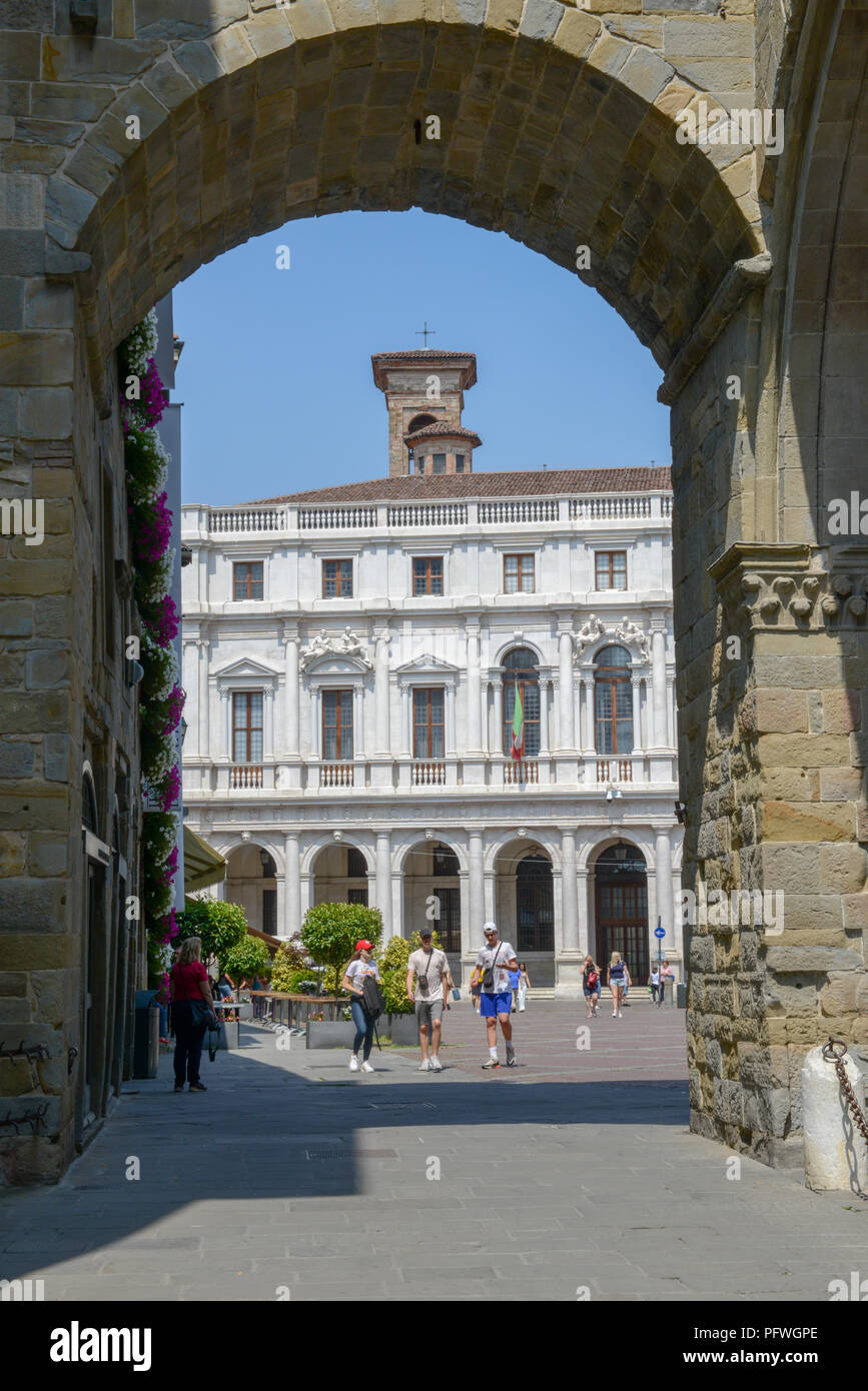 La piazza centrale della città vecchia a Bergamo su Italia Foto Stock