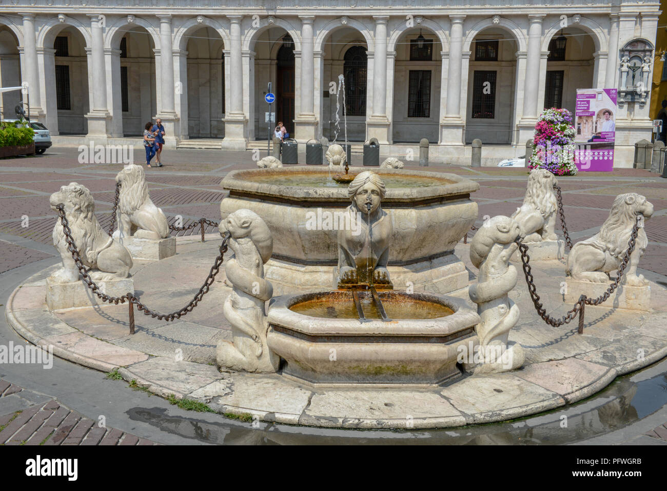 Bergamo, Italia - 3 Luglio 2018: bella vecchia fontana nel centro di Bergamo in Italia. Foto Stock