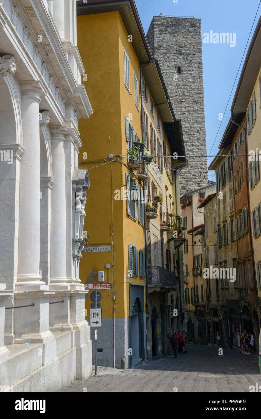 La piazza centrale della città vecchia a Bergamo su Italia Foto Stock