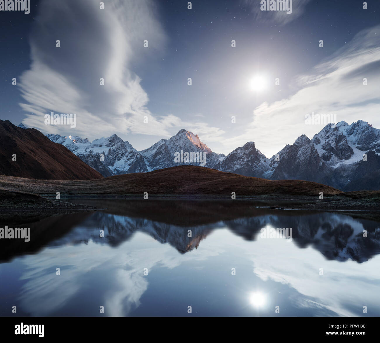 Cielo notturno con la luna e le nuvole sopra un lago di montagna. Collage di due fotogrammi. Elaborazione Art foto Foto Stock