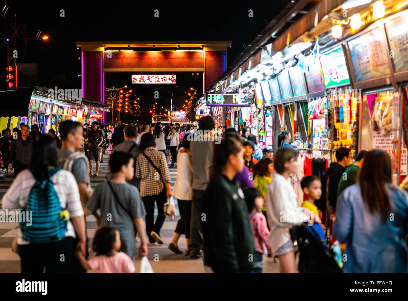Il 28 febbraio 2018, Hualien Taiwan : Hualien Dongdamen mercato turistico notturno street view pieno di persone Foto Stock