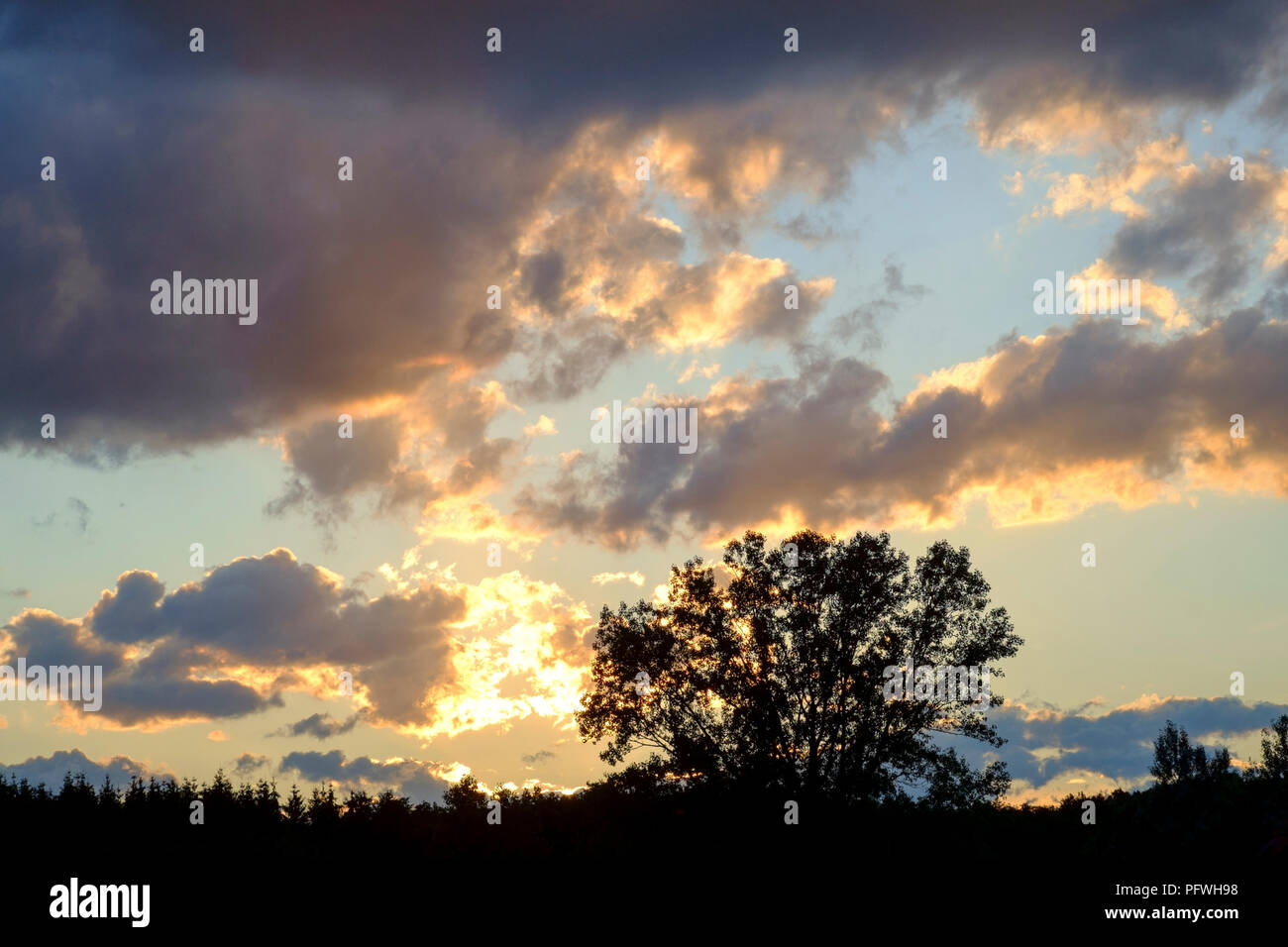 Incandescente il tramonto e nuvole sopra una zona rurale nella provincia di zala Ungheria Foto Stock