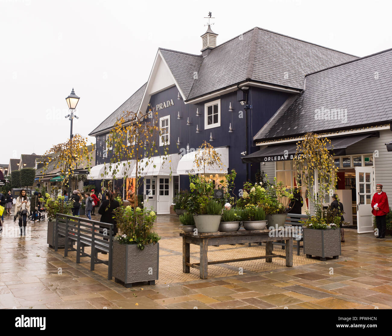 Una giornata di shopping al Bicester Village, Oxfordshire, Regno Unito Foto Stock