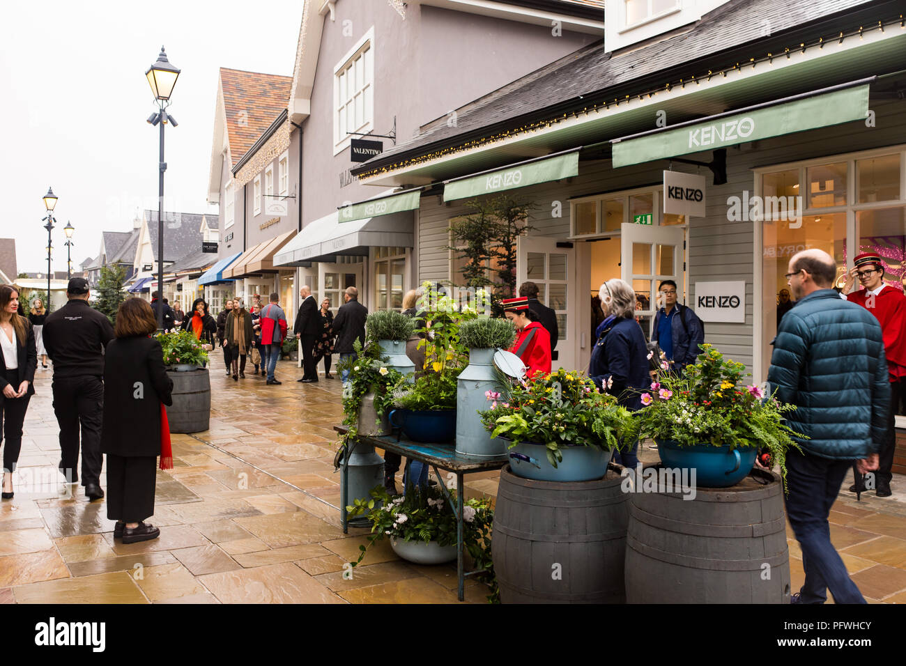 Molti amanti dello shopping, nonostante una giornata di shopping al Bicester Village, Oxfordshire, Regno Unito Foto Stock