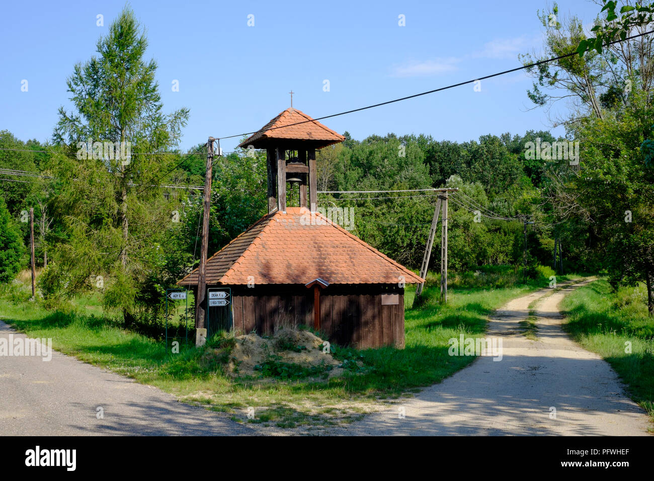 Tradizionale villaggio rurale campanile si trova nella campagna di Zala county Ungheria Foto Stock