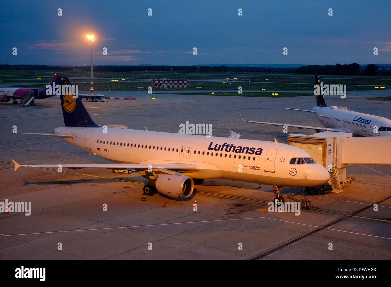 Lufthansa Airbus A320-200 d-aipa sul piazzale di sosta allo spuntar del giorno Piazza Ferenc Liszt dall'aeroporto internazionale di Budapest Ungheria Foto Stock