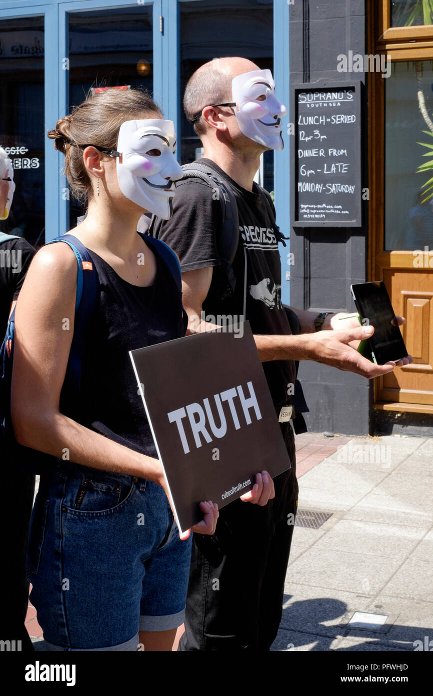 Peta sostenitori tenere una manifestazione silenziosa a Southsea food festival Inghilterra Regno Unito Foto Stock