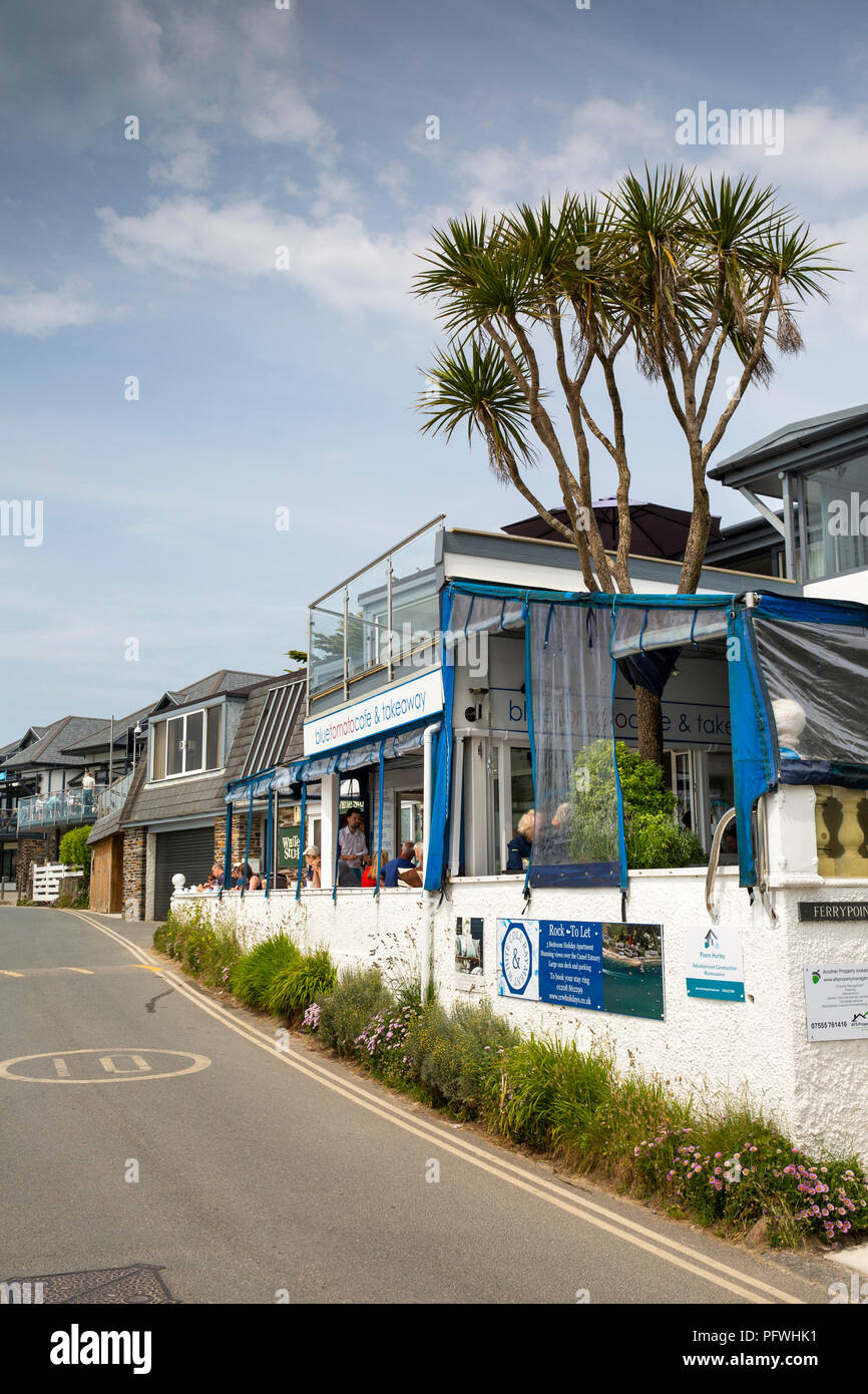 Regno Unito, Cornwall, Rock, Rock Road, Blue Tomato Café e takeway tra sub piante tropicali Foto Stock