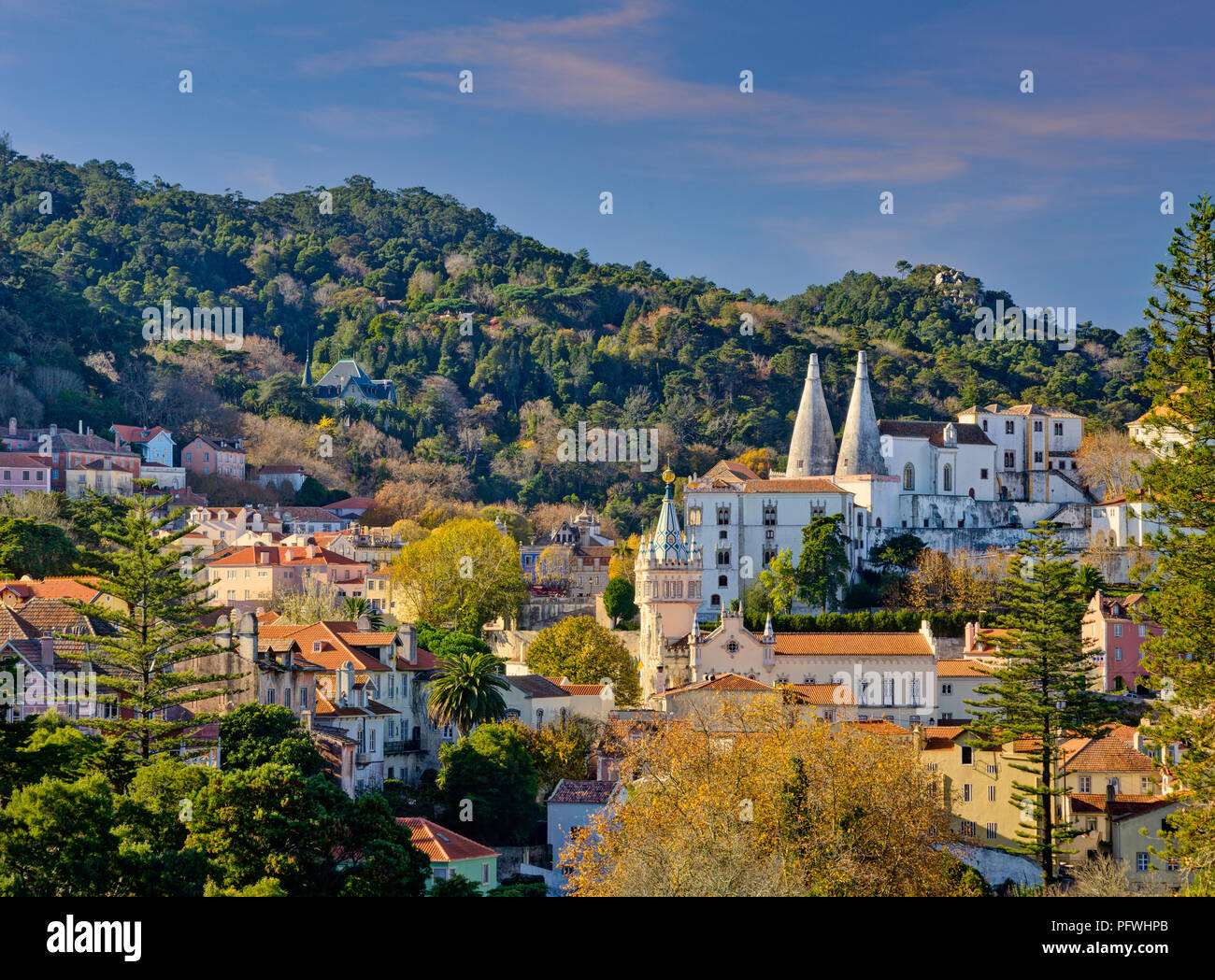 Il Portogallo, Costa di Lisbona, Sintra vista generale con il Palazzo Reale e il palazzo del municipio Foto Stock