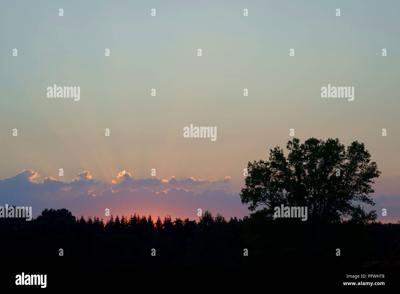 Incandescente il tramonto e nuvole sopra una zona rurale nella provincia di zala Ungheria Foto Stock