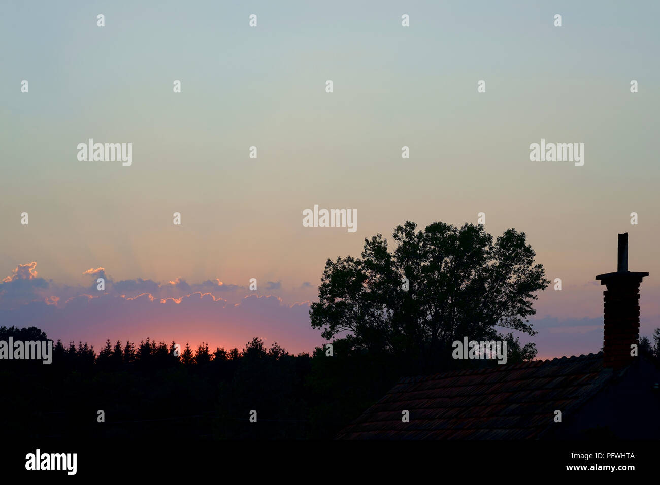 Incandescente il tramonto e nuvole sopra una zona rurale nella provincia di zala Ungheria Foto Stock