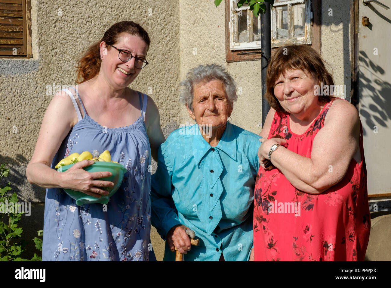 Donna sorridente con coppa di appena raccolti di frutta e verdura dal giardino Zala county Ungheria Foto Stock
