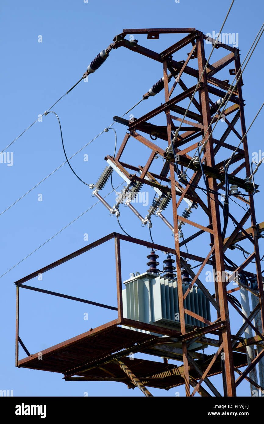 Vecchio arrugginito pilone di elettricità in piedi nel paesaggio rurale Zala county Ungheria Foto Stock