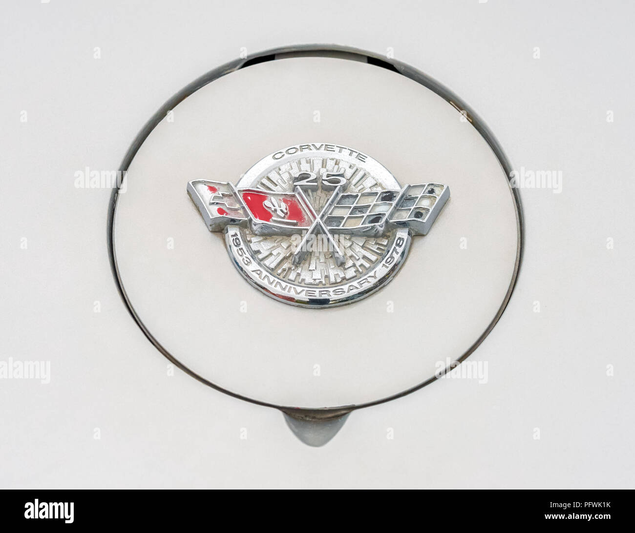 Farnborough, Regno Unito - 30 Marzo 2018: Close-up di un venticinquesimo anniversario monogramma sul cappuccio di gas di un classico della Corvette muscle car. Foto Stock