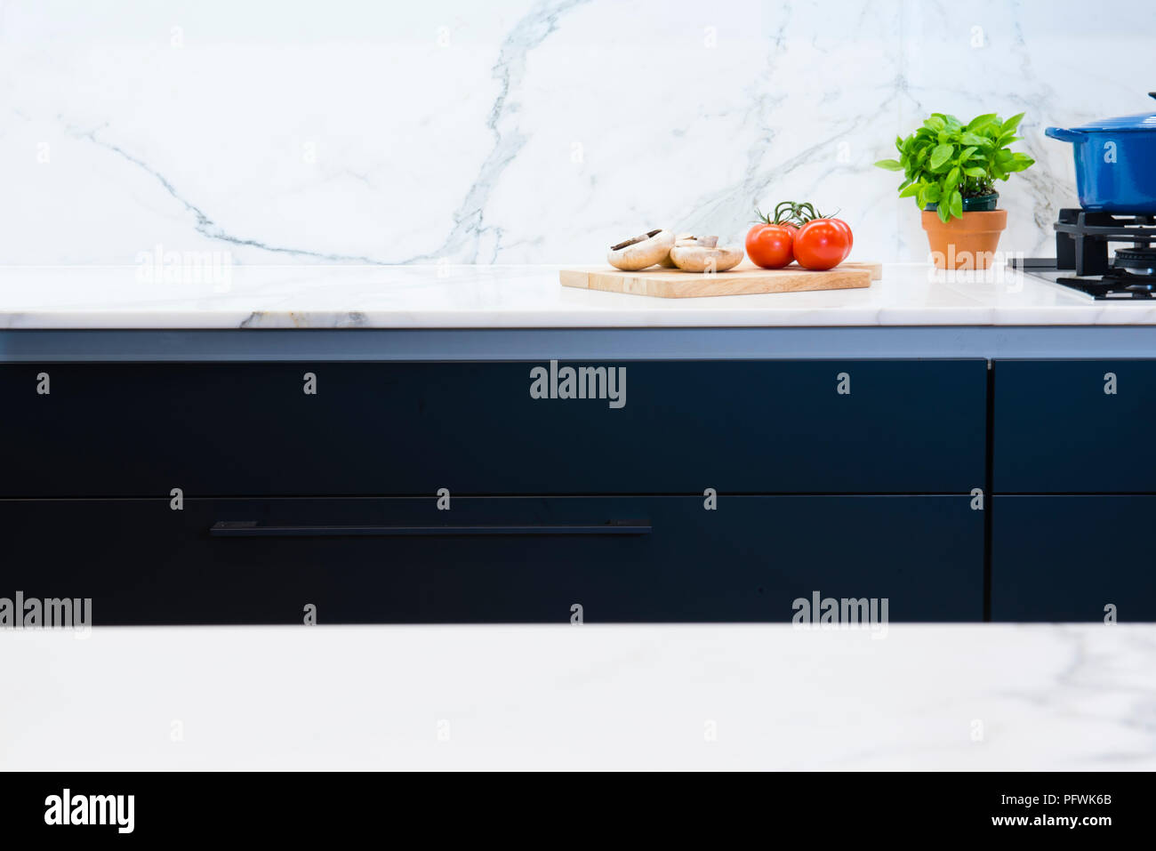 Marmo Calcatta bancone cucina e splash torna con il nero cabinetry in designer cucina contemporanea in australiano home Foto Stock