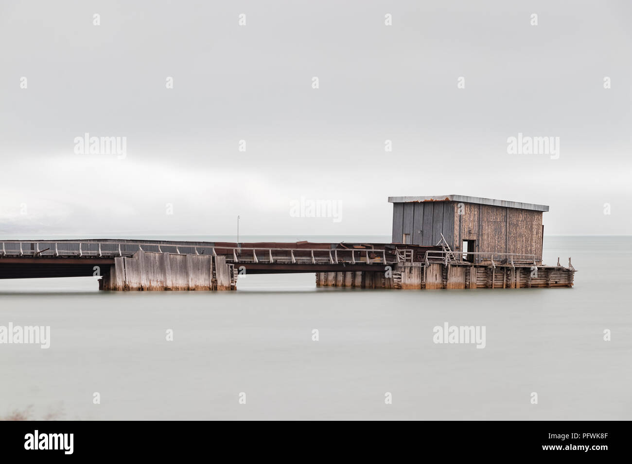 Longyearbyen, Svalbard, Norvegia - Agosto 14th, 2018: abbandonati dal molo del russo insediamento artico Pyramiden. Foto Stock