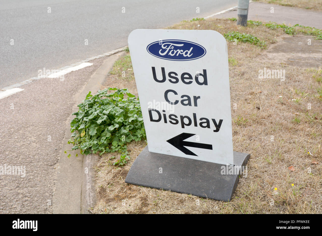 Ford - auto usate Visualizza segno con la freccia di direzione Foto Stock