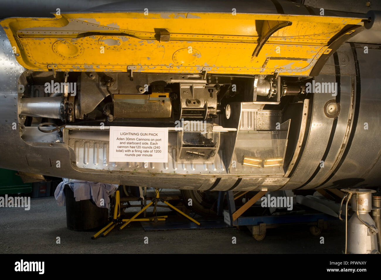 Pistola di Aden pack su English Electric Lightning F53 piano in Meryl Hansed memorial hall a militari Tangmere Aviation Museum Foto Stock
