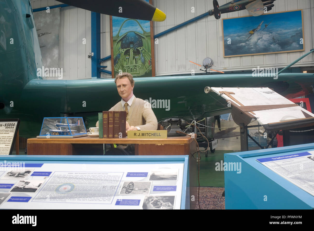 Mock up del tecnico Spitfire R J Mitchell in Merston Hall a militari Tangmere Aviation Museum Foto Stock