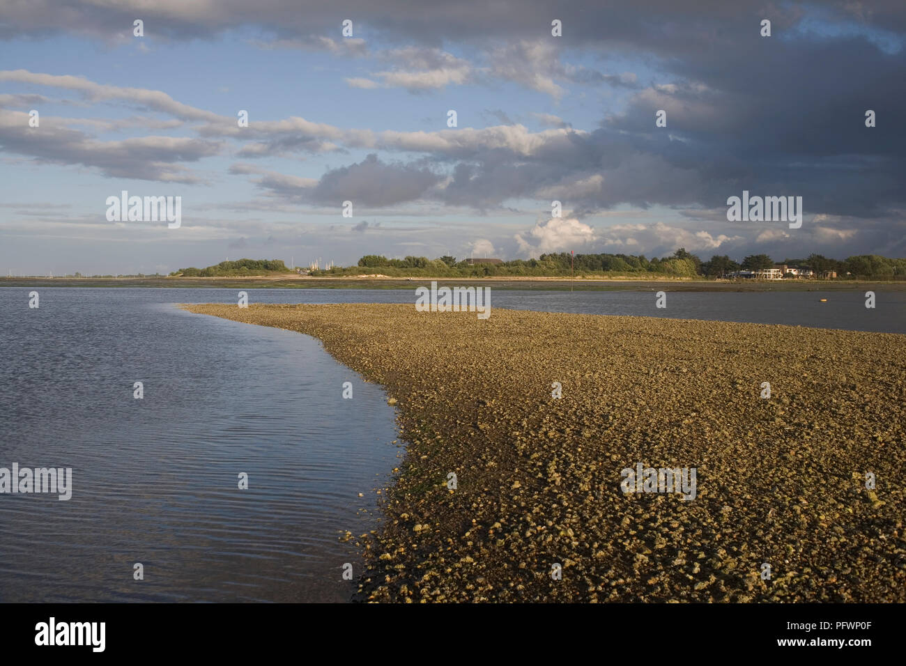 Strada rialzata che conduce dal Langstone a Hayling Island esposti a bassa marea Foto Stock