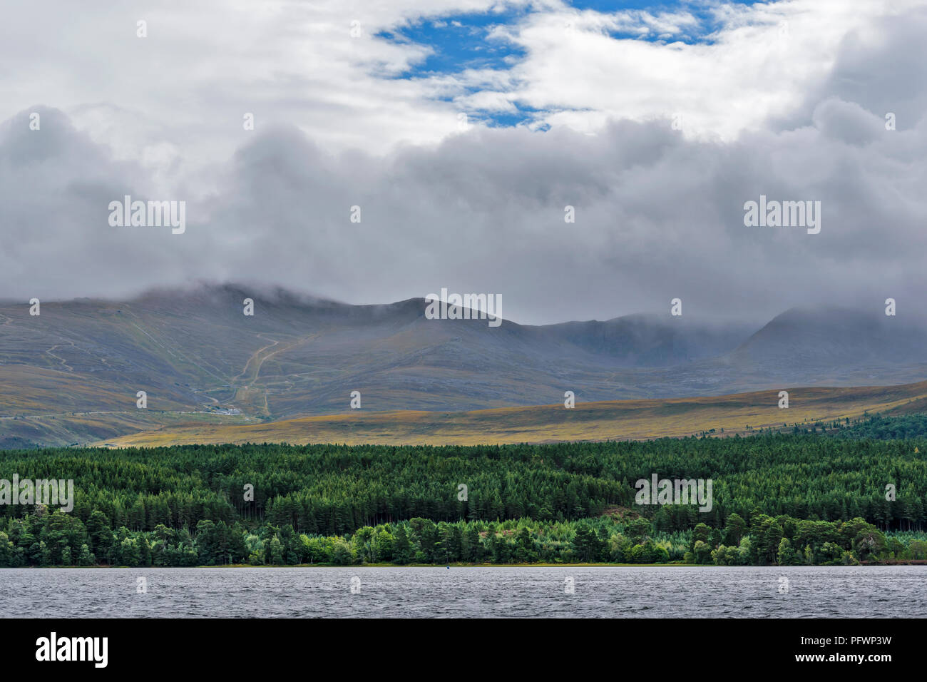 LOCH MORLICH vicino a Aviemore Scozia gran pioggia nuvole sopra il nord Monti Cairngorm Foto Stock