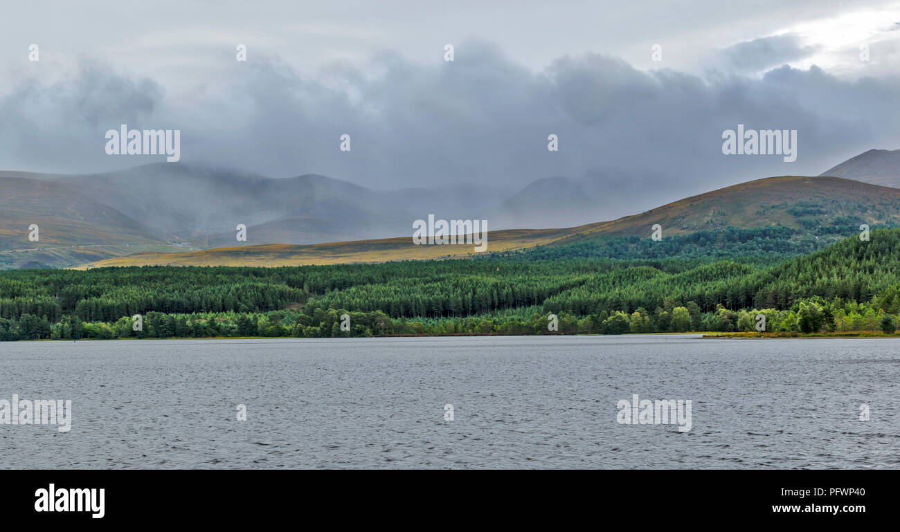 LOCH MORLICH vicino a Aviemore Scozia pioggia su NORTHERN CAIRNGORM MOUNTAINS Foto Stock