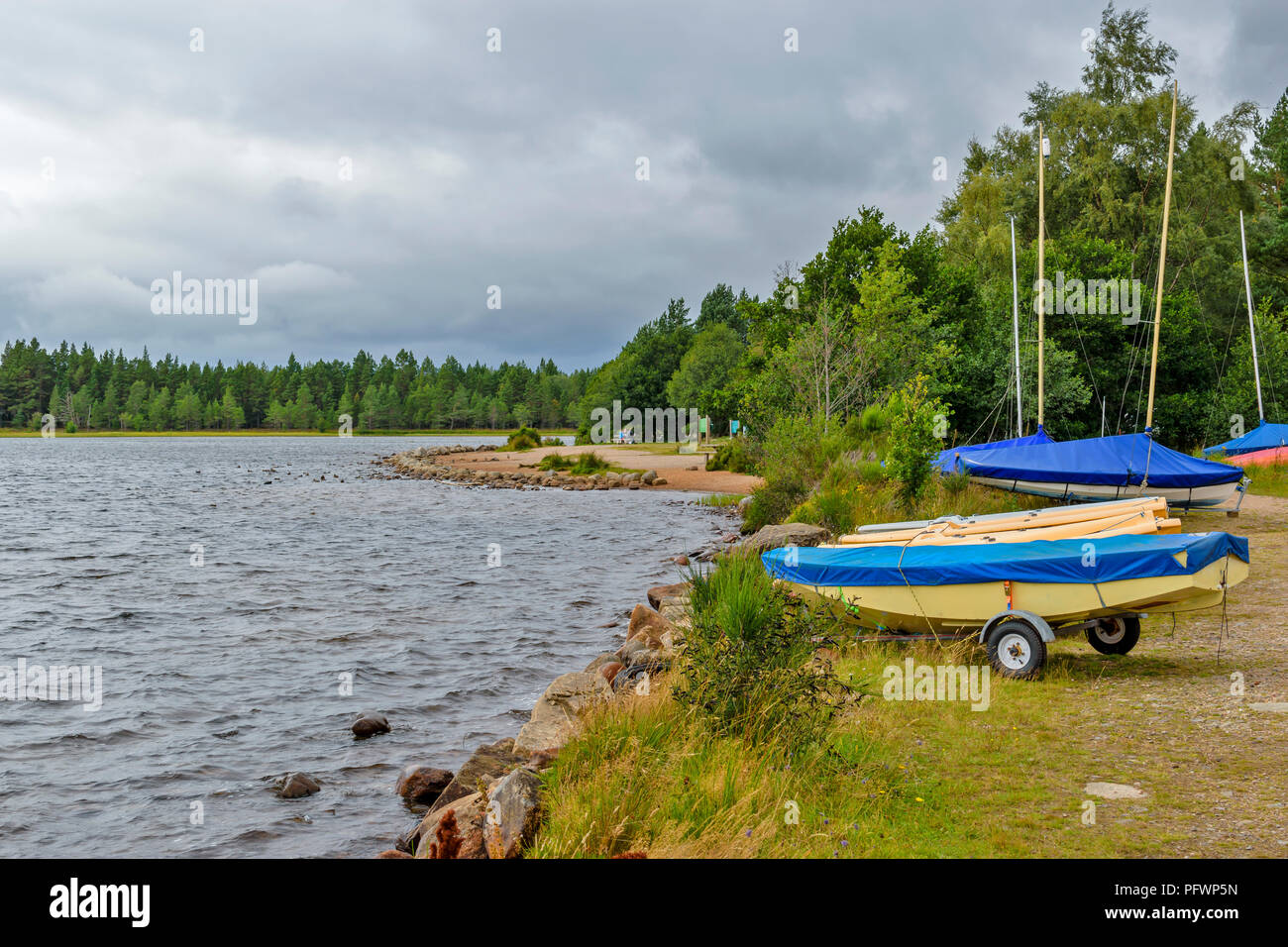 LOCH MORLICH vicino a Aviemore Scozia litorale con le barche a vela o DINGHYS Foto Stock