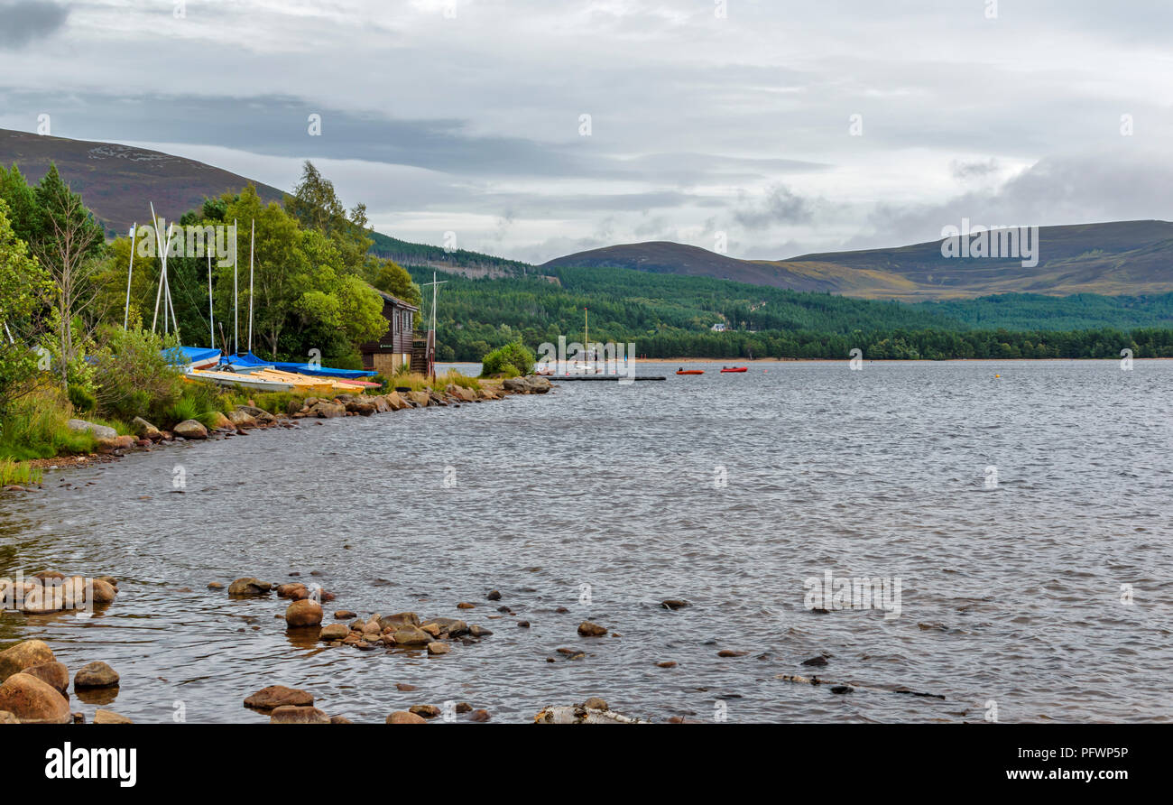 LOCH MORLICH vicino a Aviemore Scozia litorale con YACHT CLUB BUILDING Foto Stock
