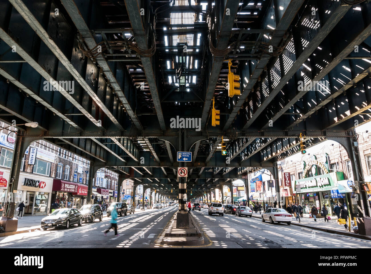 15-03-16 New York, Stati Uniti d'America. Coney Island. Sotto la linea Q metro tracce. Foto: © Simon Grosset Foto Stock