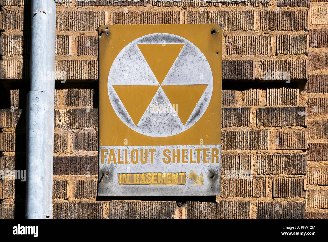 15-03-16 New York, Stati Uniti d'America. Coney Island. Vecchio fallout nucleare shelter segno. Foto: © Simon Grosset Foto Stock