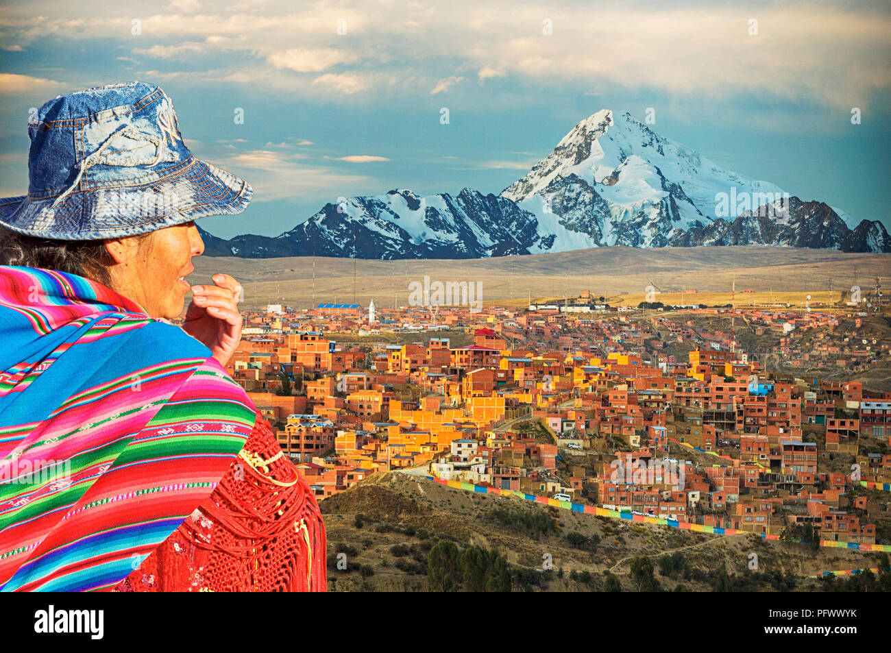 Il picco di Huayna Potosi da El Alto sopra, La Paz, Bolivia. La Paz e El Alto sono criticamente a corto di acqua e probabilmente sarà la prima capitale Foto Stock