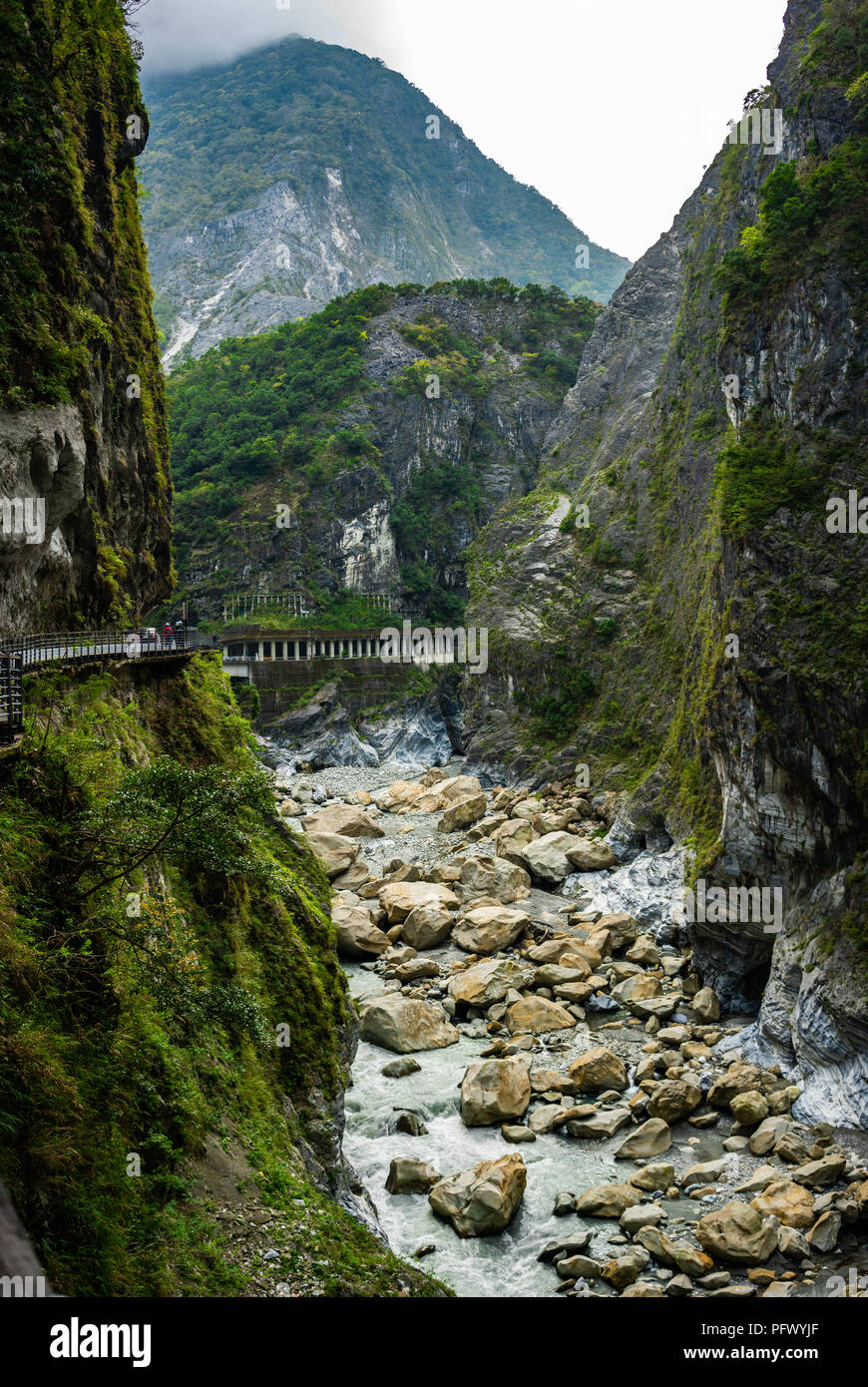 Vista di Taroko Gorge durante Yanzihkou sentiero escursionistico nel Parco Nazionale di Taroko a Hualien Taiwan Foto Stock