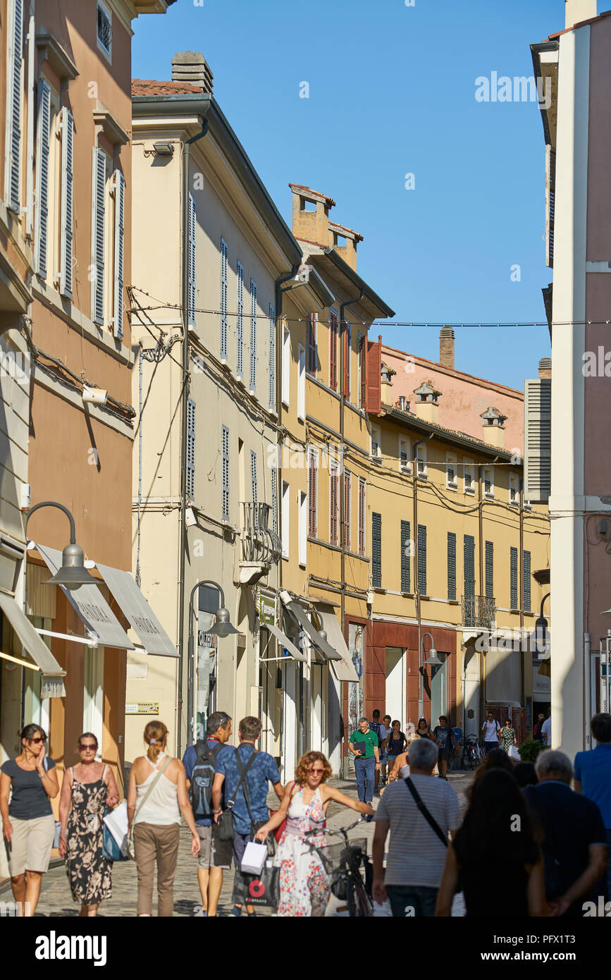 Strade di Ravenna, gente occupata, Italia Foto Stock