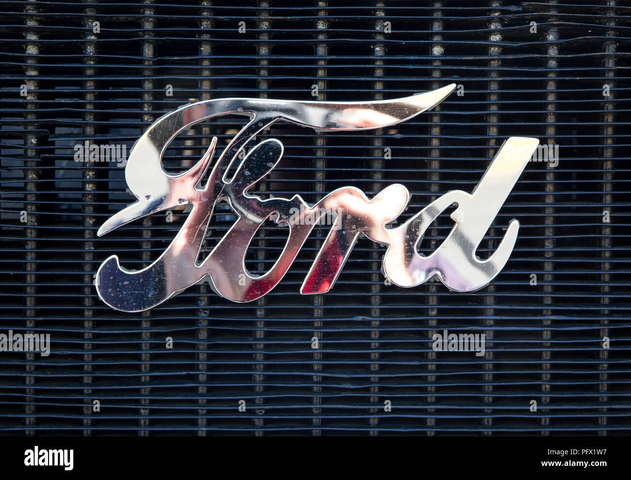 CONCORD, NC - Aprile 5, 2018: primo piano di un emblema di Ford su un modello 1922 T automobile sul display in Pennzoil AutoFair Classic Car Show a Charlotte M Foto Stock