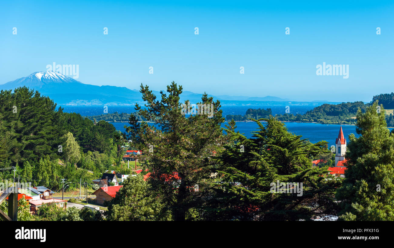 Vista del paesaggio di montagna, Puerto Octay, Cile. Copia spazio per il testo Foto Stock