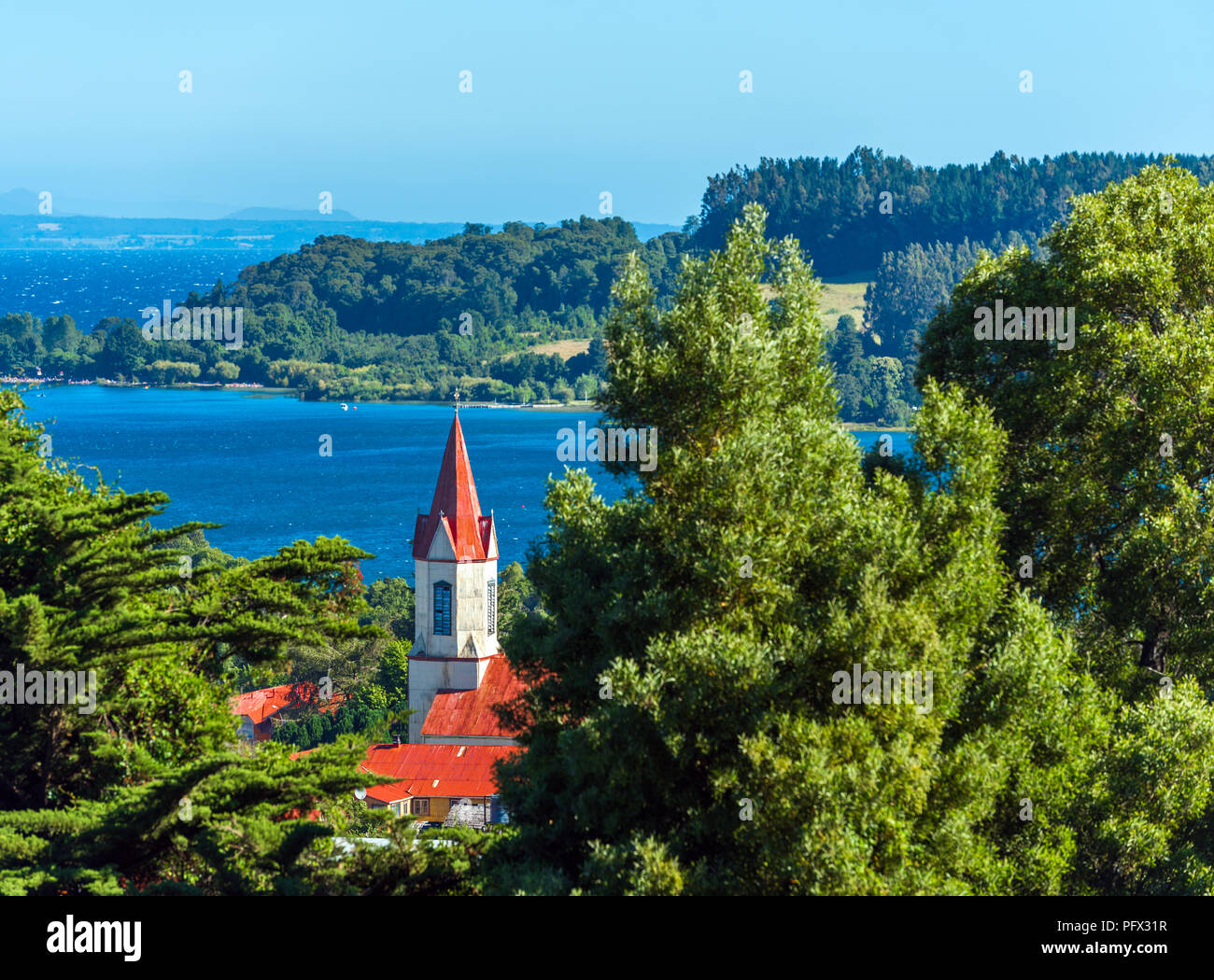 Veduta della chiesa sullo sfondo del fiume, Puerto Octay, Cile. Copia spazio per il testo Foto Stock