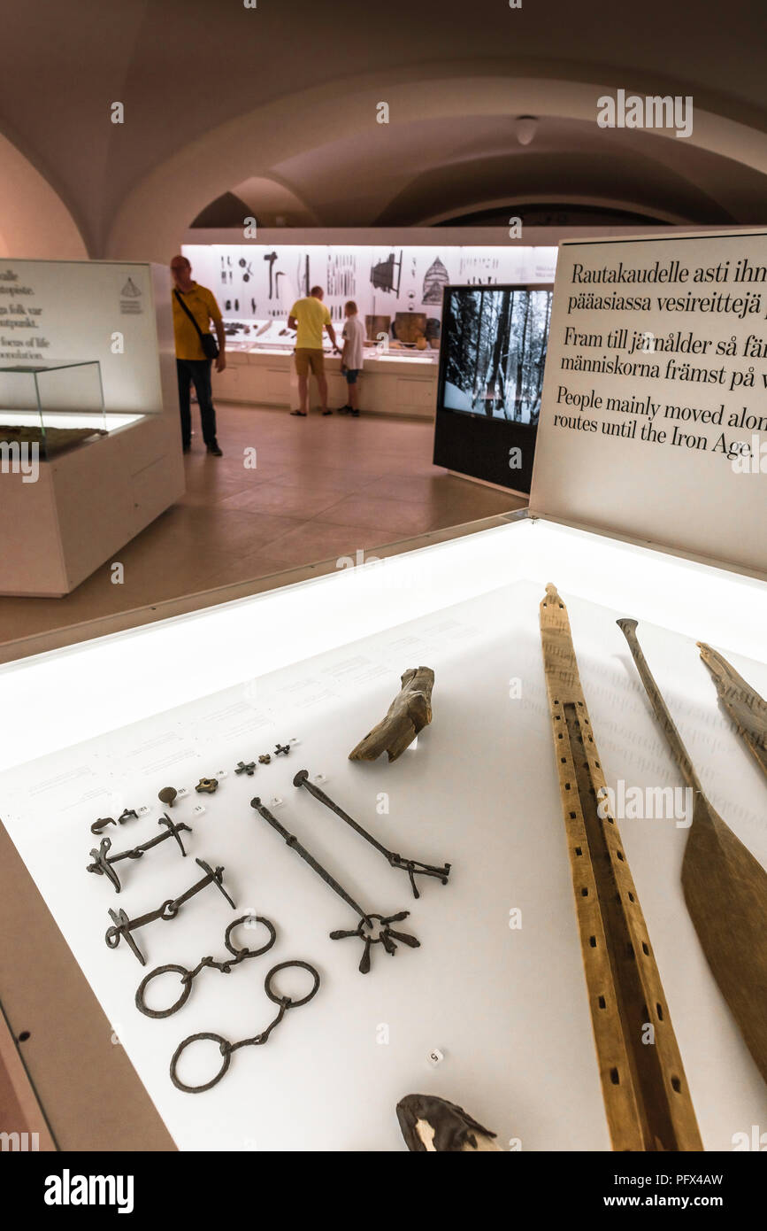 Museo nazionale della Finlandia, in particolare di età del ferro e artefatti nel loro caso di visualizzazione all'interno dell'Kansallismuseo a Helsinki in Finlandia. Foto Stock