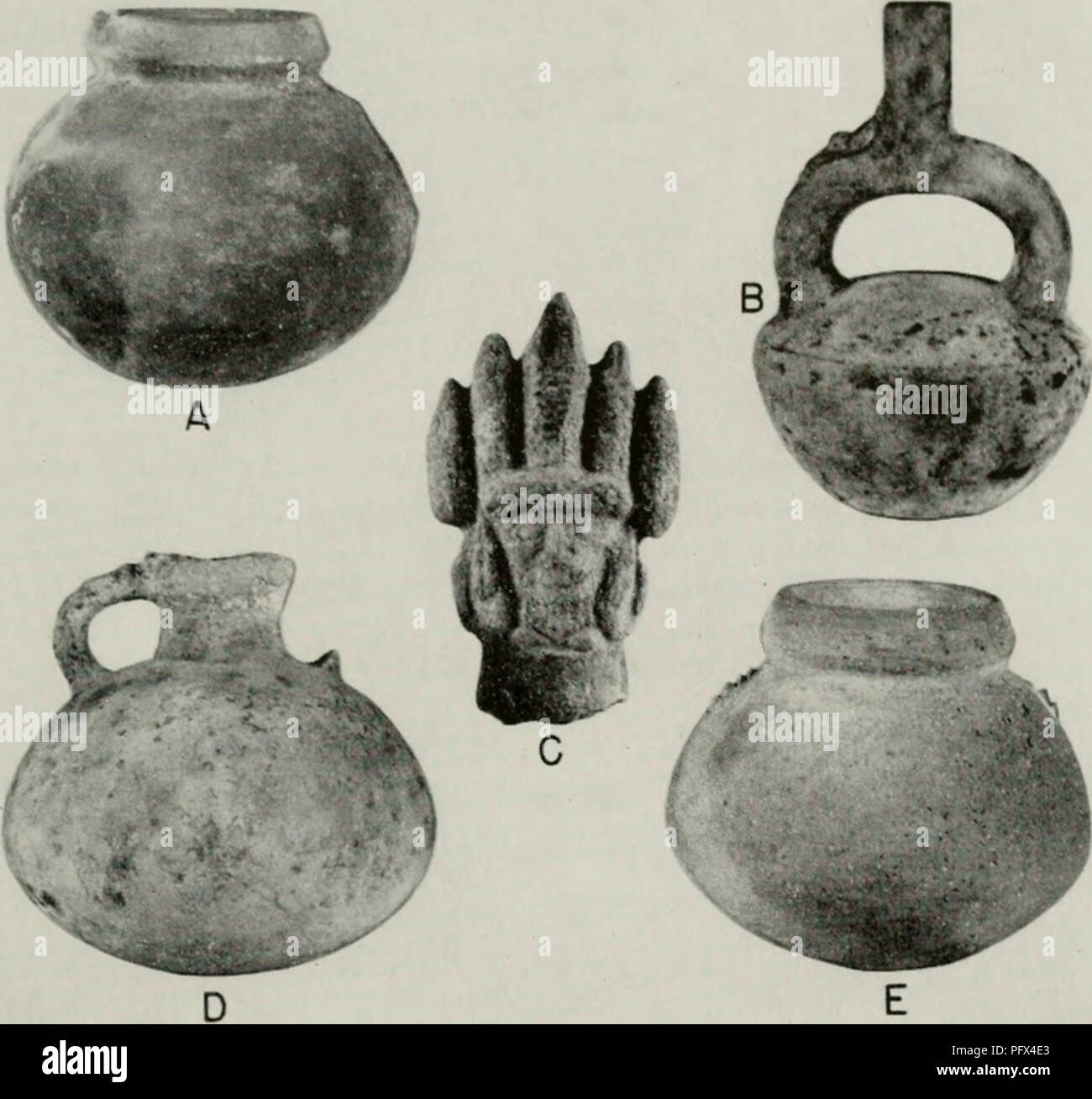 . Cronologia culturale e modificare come riflesso in ceramica della Valle di Virú, Perù. Pottery -- Viru Valley, Perù; tumuli -- Perù Viru Valley; Viru Valley, Perù -- Antichità. Siti e EXCA'ATIONS 47. Fig. 19. La Plata sepoltura navi da V-304. Un, Pianura Tomaval jar, interramento 1; B, Queneto lucidato recipiente di pianura, la Sepoltura 2; C ed E, Rubia pianura il vaso e la figura da Queneto lucidato recipiente di pianura. La sepoltura 3; D, Queneto pianura lucidato bottiglia. La sepoltura 4. realizzato in due pezzi stampo con snodo orizzontale; rim applicato separatamente, (b) due articolate spondylus gusci. La sepoltura 2. Profondità 105 cm. (A) Piccoli qu Foto Stock