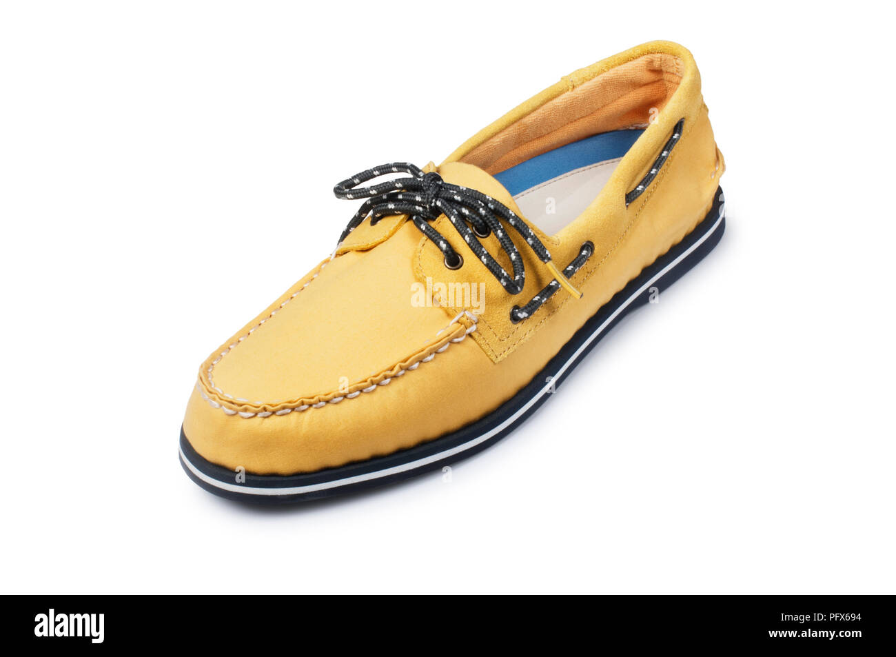Studio shot di un mans giallo scarpa barca isolato su bianco - Giovanni Gollop Foto Stock