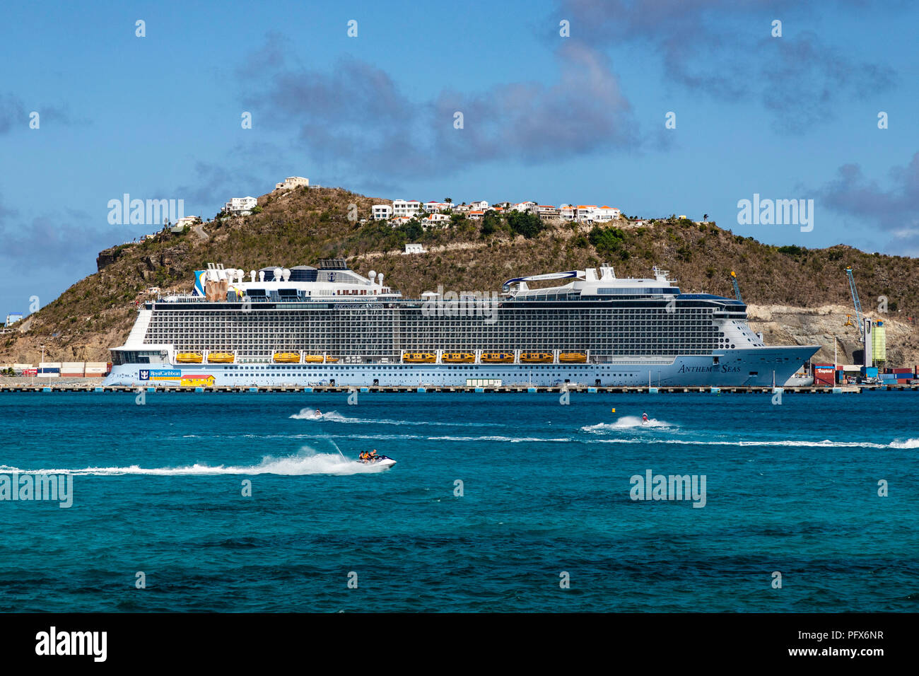 Royal Caribbean è inno dei mari ancorata in Sint Maarten. Foto Stock