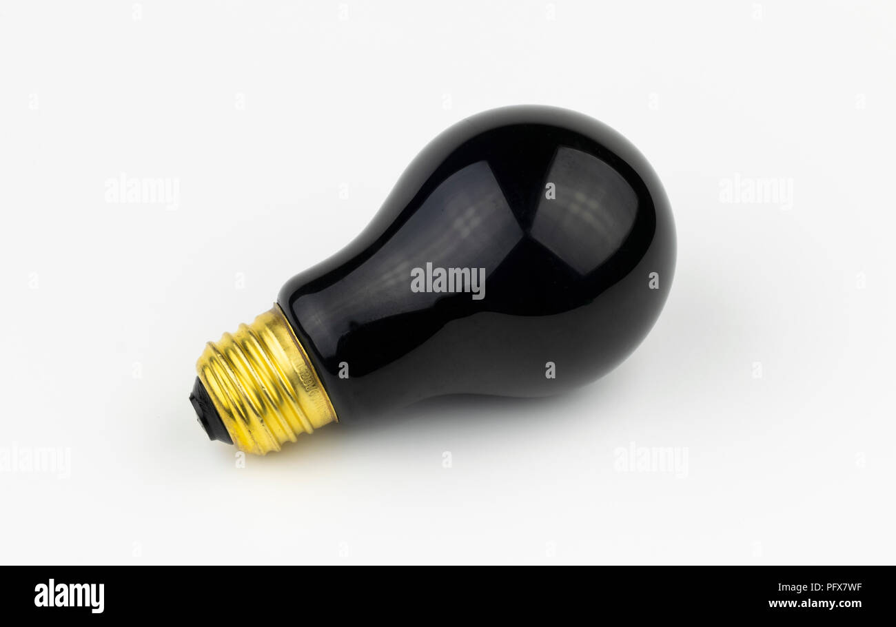 Un singolo, non illuminato nero lampadina luce in attesa di essere utilizzato per rendere gli oggetti al neon glow nella sua luce viola per la festa di Halloween o altra parte di effetti speciali. Foto Stock Un singolo, non illuminato nero lampadina luce in attesa di essere utilizzato per rendere gli oggetti al neon glow nella sua luce viola per la festa di Halloween o altra parte di effetti speciali. Foto Stock
