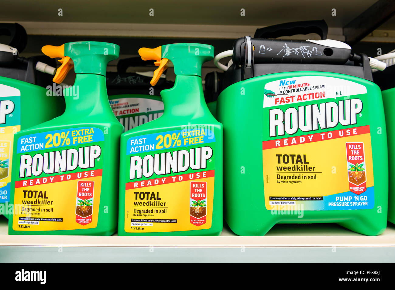 Erbicida Roundup realizzato da Monsanto con il glifosato, UK. Foto Stock