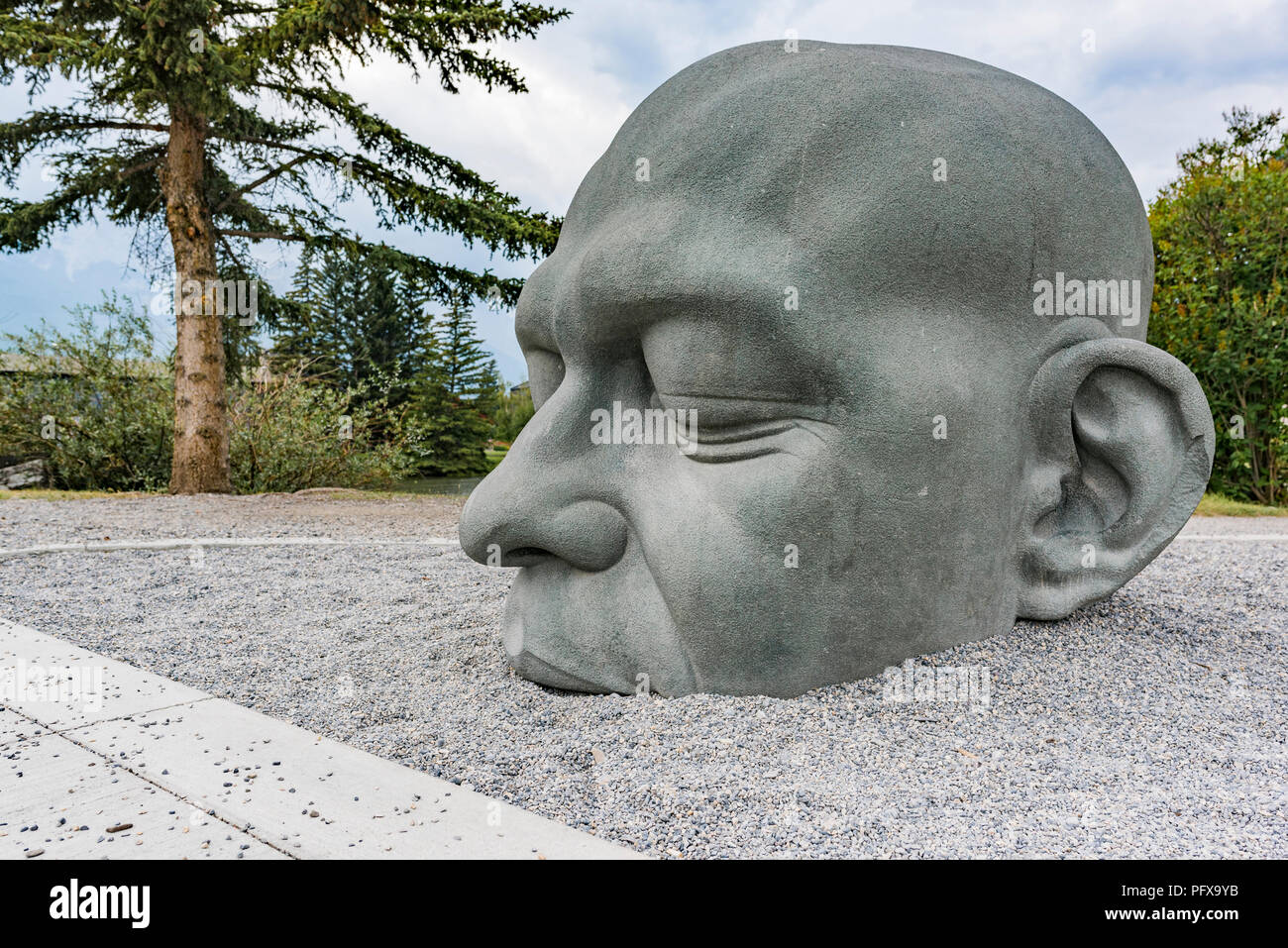 La scultura denominata testa grande, una traduzione di Gaelico Ceann Mór, una variazione di il nome della città., Canmore, Alberta, Canada. Foto Stock