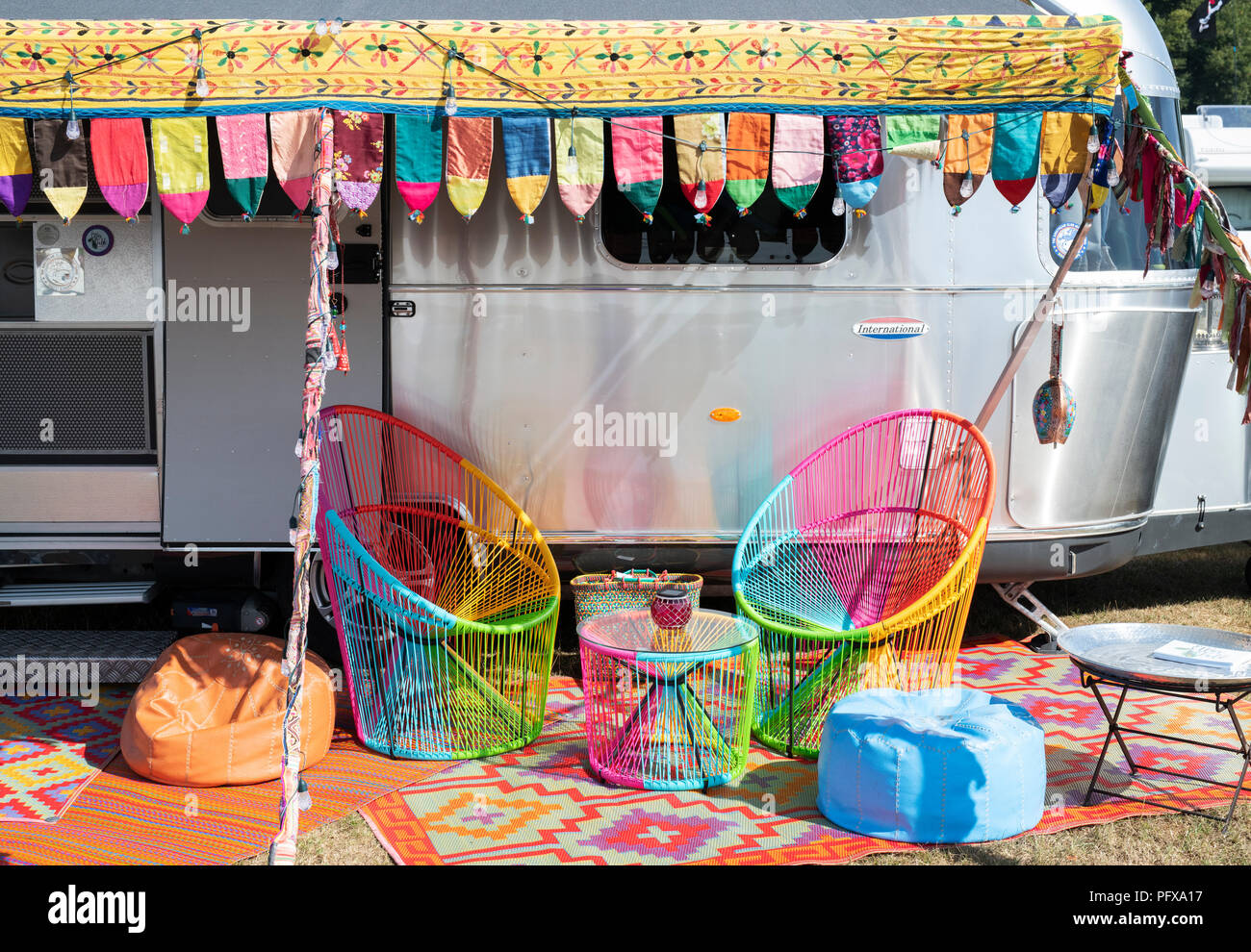 Colorate roulotte Airstream a un vintage retrò festival. Regno Unito Foto Stock