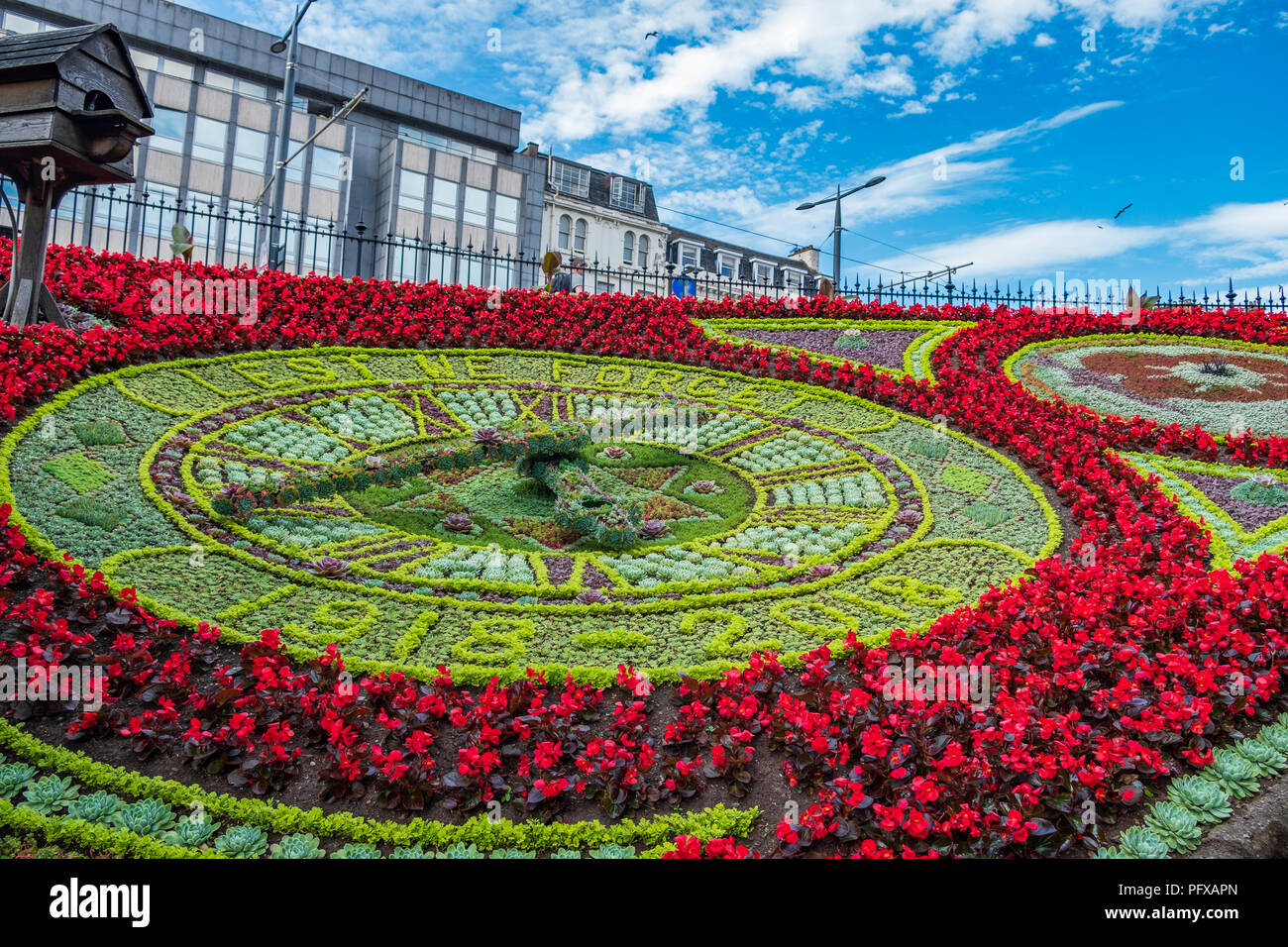 Orologio fabbricato di fiori in Princes strade giardini a Edimburgo, Scozia. Regno Unito su un pomeriggio di estate Foto Stock