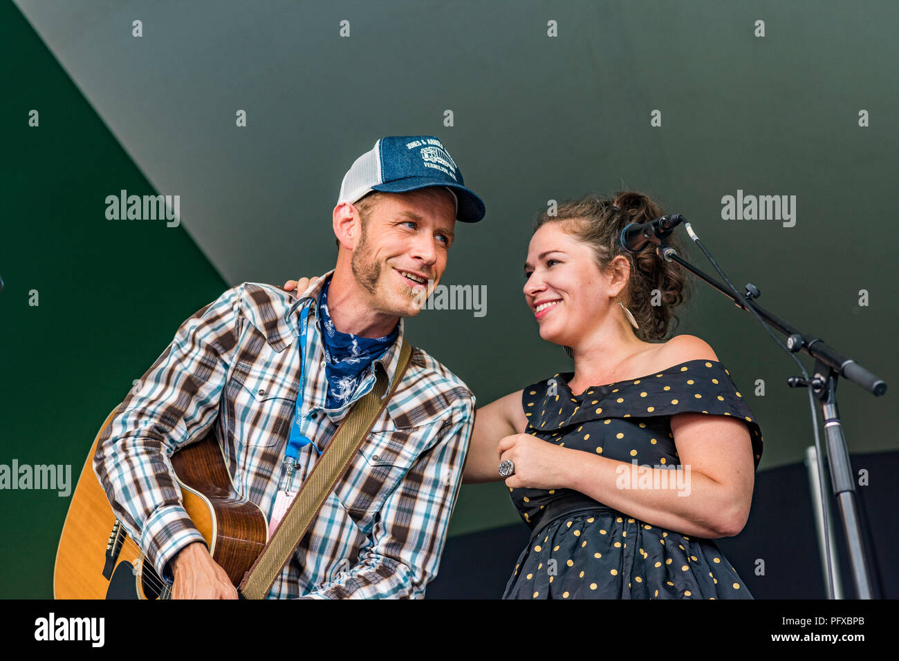 Cantautori Scott Cook e Coco Love Alcorn a Canmore Folk Music Festival, Canmore, Alberta, Canada. Foto Stock