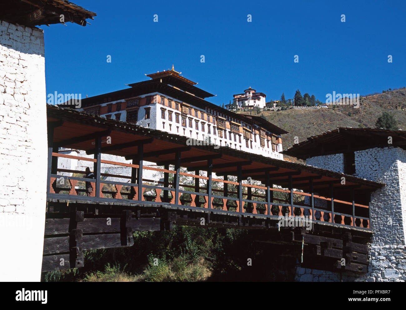 Ricostruito il ponte tradizionale attraverso Paro Chhu river di Rinpung Dzong nel distretto di Paro, Bhutan Foto Stock
