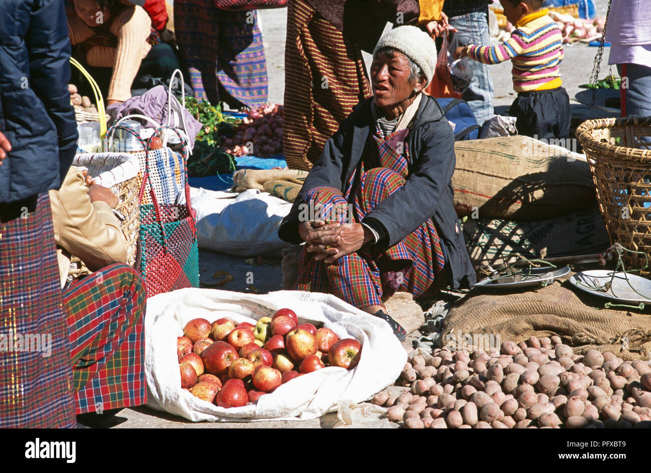 Stallholder seduti sulla massa nel mercato ortofrutticolo a paro, Bhutan per solo uso editoriale Foto Stock