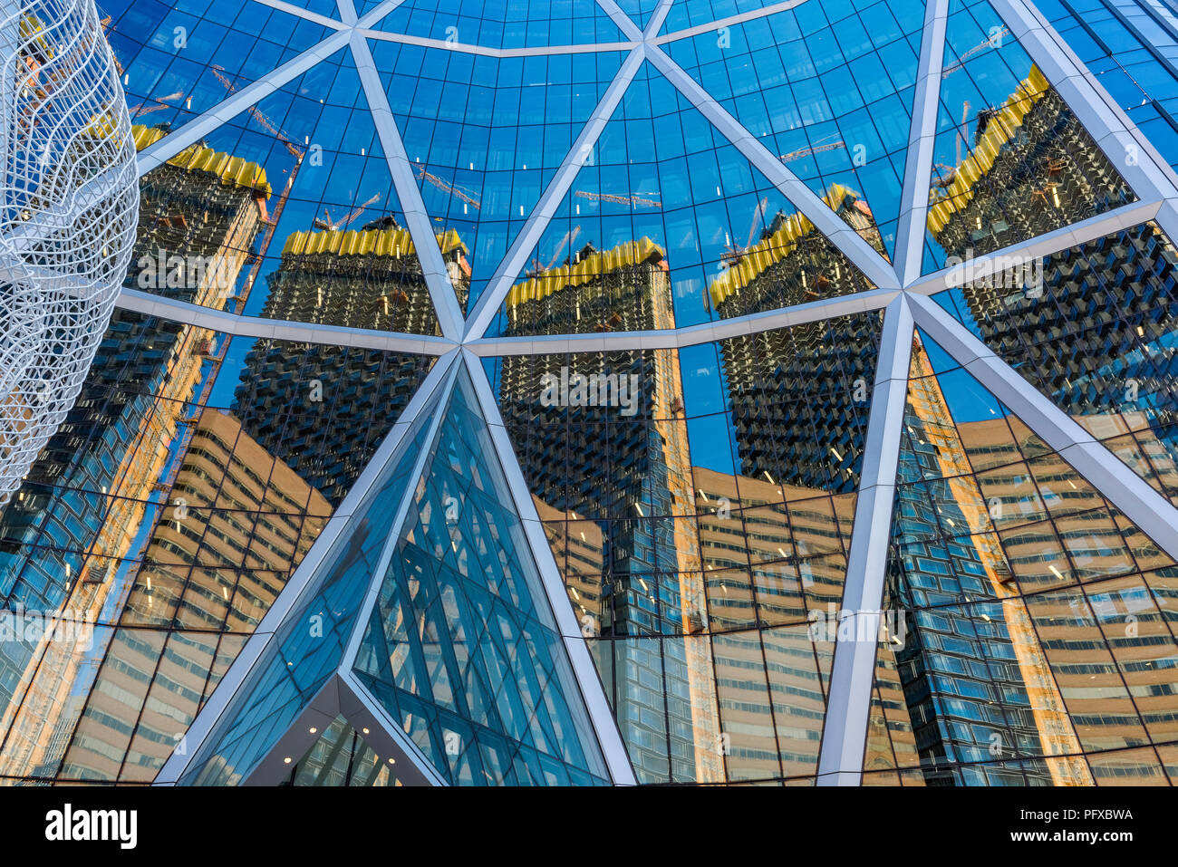 Nuovo Telus Sky costruzione edilizia riflessa nella torre di prua di vetro, nel centro cittadino di Calgary, Alberta, Canada. Foto Stock