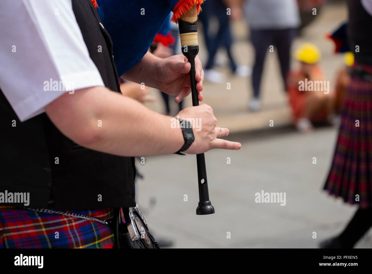 L'uomo la riproduzione di cornamuse, tradizionale scozzese pipe band Foto Stock